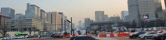 지난 10일 공사가 진행 중인 광화문광장 주변. 좌우로 나무들이 보인다. 강주안 기자