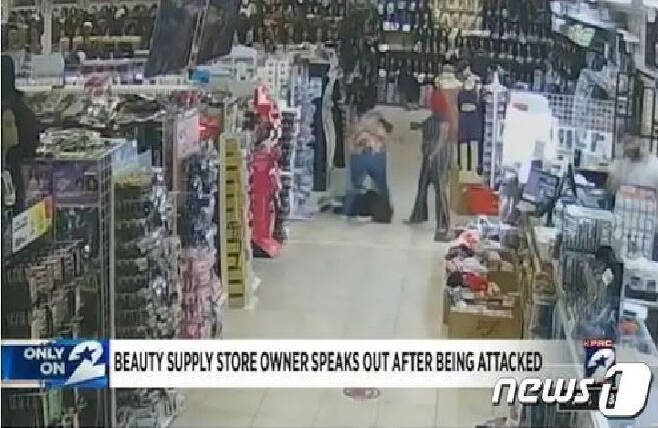 17일 텍사스주 휴스턴에서 미용용품 가게를 운영하는 김모 씨가 흑인 여성들에게 폭행을 당하는 모습이 CCTV에 포착됐다./ 사진= 뉴스1