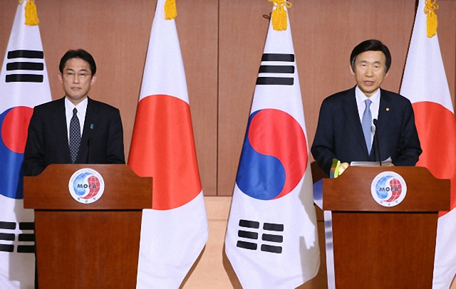 ▲ 2015년 12월 28일 윤병세 외교장관(오른쪽)과 일본 기시다 후미오 외무상이 서울 종로구 도렴동 외교부에서 열린 공동기자회견에서 일본군 위안부 협상 최종 타결을 발표하고 있다. ⓒ연합뉴스