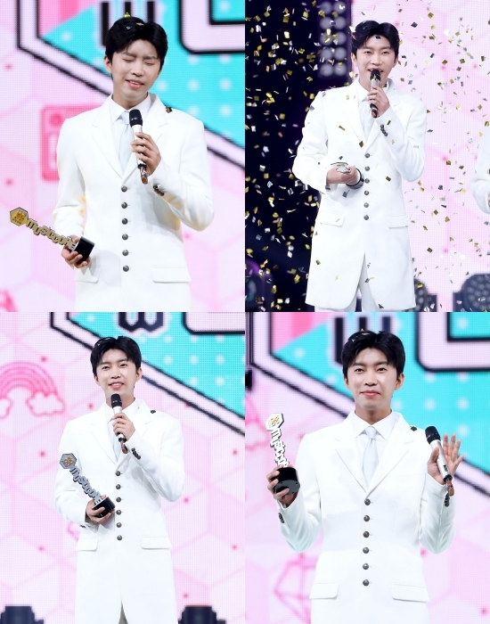 The visuals of the number one singer Lim Young-woong attract attention.On the 26th, MBC Arts Research Institute Naver Post posted a post titled [Show! Music Core] 210320 Lim Young-woong # 1 spot photo.Lim Young-woong in the photo is smiling with a trophy of Show! Music Core.His extraordinary delight and visuals caught the attention of fans.Meanwhile, according to the Korea Music Content Association, which operates the Gaon Music Chart on the 25th, Lim Young-woongs My Love Like Starlight won the top three titles in the 12th (2021.03.14-2021.03.20) Gaon Music Chart, continuing the download chart, ring tone chart and coloring chart.Lim Young-woongs new song My Love Like Starlight won five gold medals in the 11th 2021 (2021.03.07-2021.03.13) Gaon Digital Chart, Download Chart, BGM Chart, Bellery Chart and Coloring Chart.