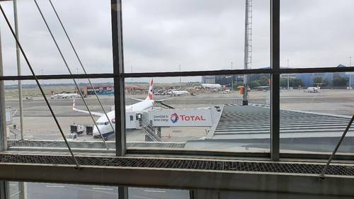 요하네스버그 OR탐보 공항의 국내선 비행기 탑승장 (요하네스버그=연합뉴스) 김성진 특파원 = 지난 24일(현지시간) 남아프리카공화국 OR탐보 공항 국내선 탑승장 앞에 여객기가 서 있다. 2021.3.27 sungjin@yna.co.kr