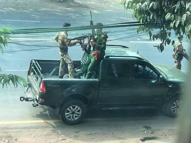 몬주 캬익토 지역에서 차량에 기관총을 장착한 군인들. [미얀마 나우 캡처. 재판매 및 DB 금지]
