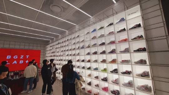 스니커즈 리셀 시장은 중고거래 시장의 한 축이다. 사진은 서울 여의도 더현대서울의 브그즈트랩 매장 전경. <김아름 기자>