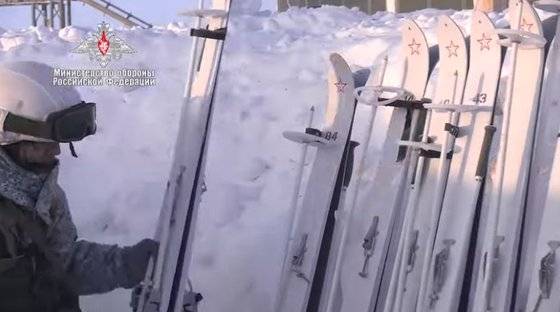 러시아 병사가 작전 수행을 위해 스키를 집어들고 있다. 인터넷 캡처