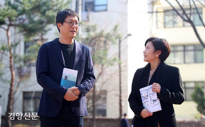 <건축은 무엇을 했는가>를 쓴 박정현 건축평론가(왼쪽)와 <전후 일본 건축>을 펴낸 조현정 카이스트 교수가 지난 24일 오후 서울 중구 정동공원에서 한국과 일본 건축을 주제로 이야기를 나누고 있다.    권도현 기자