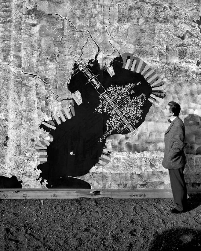 ‘도쿄 계획’을 설명하고 있는 단게 겐조.     ⓒAkio Kawasumi