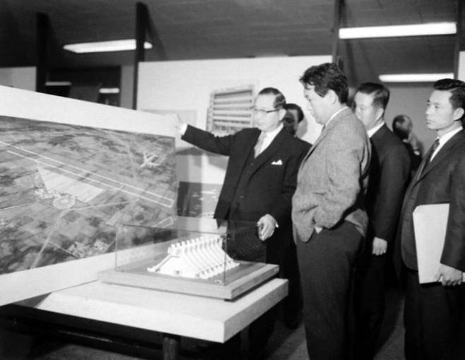1966년 정일권 국무총리에게 김포공항 계획에 대해 설명하는 김수근. 바로 앞에 부여박물관 모형이 보인다.    국가기록원
