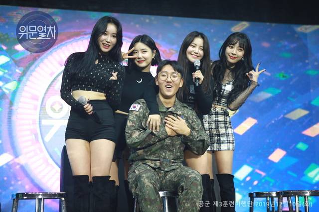 [서울=뉴시스] 브레이브걸스-공군3훈비 무대. 2021.03.28. (사진=국방TV 제공) *재판매 및 DB 금지