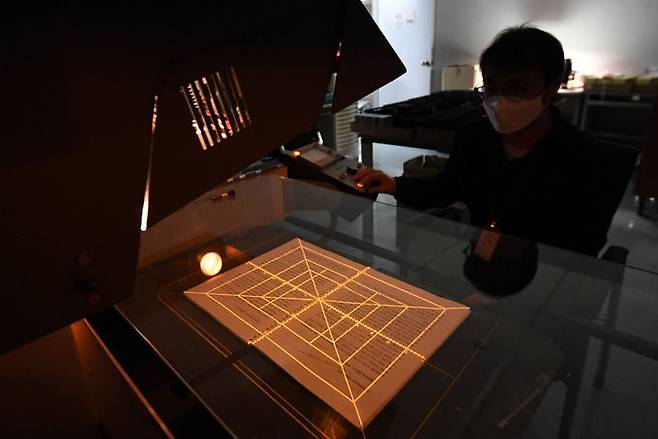 마이크로폼자료실에서 직원이 중요기록물을 전자기록물로 변형하기 위한 작업을 하고 있다.