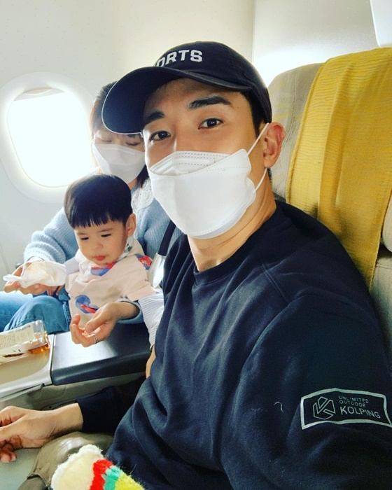 Kang Kyung-joon posted a picture on his 28th day with an article entitled Wait, Im going  on his instagram.Kang Kyung-joon in the public photo is wearing a hat and a mask and taking a selfie.Behind Kang Kyung-joon, there is also a picture of Jang Shin-young and son Jung Woo; especially Jung Woos rapid growth is surprising.Meanwhile Kang Kyung-joon married Jang Shin-young in 2018.SBS entertainment program Sangsangmong Season 2 - You Are My Destiny through the son Jungan and Jung Woo, the daily life with the public has attracted attention.