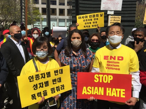 김한일(오른쪽) 김진덕·정경식재단 대표와 김순란(왼쪽) 이사장. [김진덕·정경식재단 제공=연합뉴스]