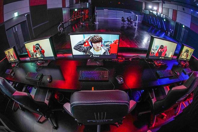 LCK CL이 열리는 무대 경기석(사진=한국e스포츠협회 제공).