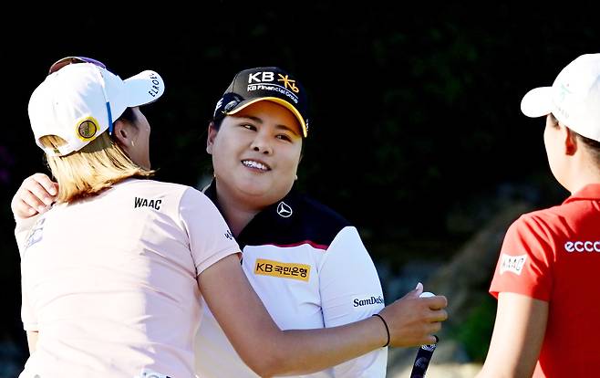 박인비가 29일 막을 내린 미국여자프로골프(LPGA) 투어 KIA 클래식에서  우승을 차지하며 LPGA투어 통산 21승을 기록했다. 사진은 우승후 축하를 받고 있는 박인비/AFP연합뉴스