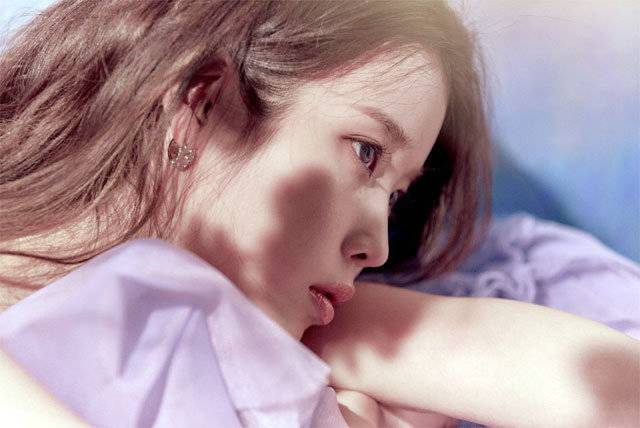 최근 5집 ‘LILAC’을 낸 싱어송라이터 아이유. 타이틀곡 ‘라일락’은 앞서 신드롬을 일으킨 브레이브걸스, 로제를 끌어내리고 국내 주요 음원 차트 정상을 석권했다. EDAM엔터테인먼트 제공