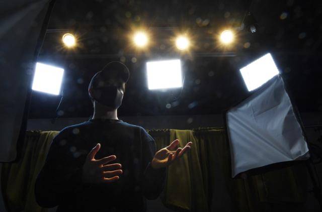 성확정 수술을 받은 트랜스젠더 윤찬형(가명)씨가 지난 18일 오후 서울 중구 한국일보사 스튜디오에서 한국의 트랜스젠더 의료실태에 대해 설명하고 있다. 홍인기 기자