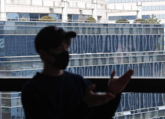 성확정 수술을 받은 트랜스젠더 윤찬형(가명)씨가 지난 18일 오후 서울 중구 한국일보사 스튜디오에서 한국의 트랜스젠더 의료실태에 대해 설명하고 있다. 홍인기 기자