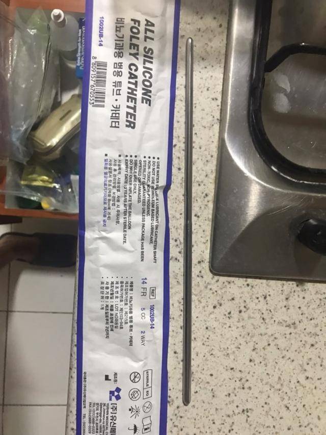 요한씨가 사용하는 실리콘관(카테터)과 쇠봉(딜레이터). 카테터는 요한씨가 직접 인터넷을 통해 정기적으로 구매한다. 딜레이터는 요도가 막혀 카테터가 들어가지 않을 때 길을 뚫는 용도로 사용한다. 요한씨 제공