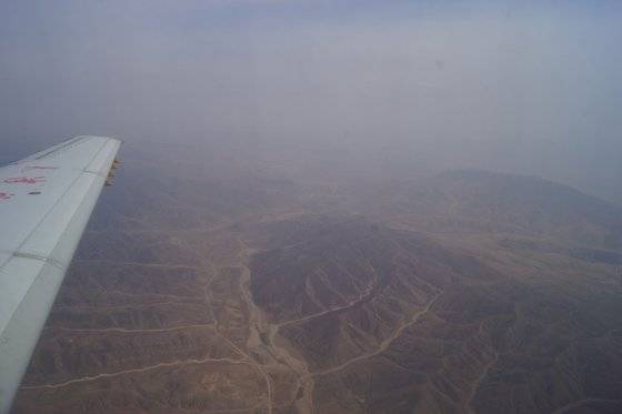 비행기에서 내려다 본 중국 네이멍구 산맥에 황사가 날리고 있다. 2014년 촬영. 강찬수 기자