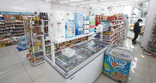 코로나19 사태로 오프라인 쇼핑 시장이 위축된 가운데, 근거리 소량 쇼핑 채널인 편의점은 꾸준히 성장하는 모습이다. <한주형 기자>