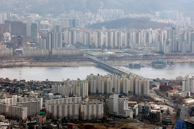 서울 중구 남산서울타워 전망대에서 바라본 서울 시내 아파트. /사진제공=뉴시스