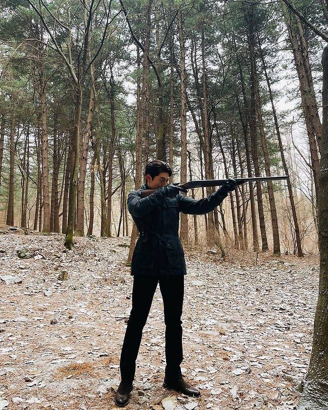 Actor Kwak Dong-yeon showed off his extraordinary charisma with a gun.Kwak Dong-yeon uploaded two photos to his Instagram on March 28 with the phrase excited.In the photo, Kwak Dong-yeon poses with a gun; Kwak Dong-yeon surprised everyone with a handsome visual and superior proportion from a distance.FT Island Lee Jae-jin, who saw this, said, Lets do a little better with your shoulder.Kwak Dong-yeon debuted in 2012 with KBS 2TV Drama Youve Been Rolling in the Vine.Since then, he has appeared in Jang Okjeong, Live in Love, Adolescence Medley, Modern Farmer, Gurmigreen Moonlight, My ID is Gangnam Beauty and Revenge is Back.Kwak Dong-yeon is appearing on TVN weekend drama Vinsenzo.