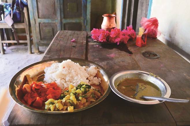 네팔 솔루 쿰부지역의 현지인 집에서 차려준 달밧.