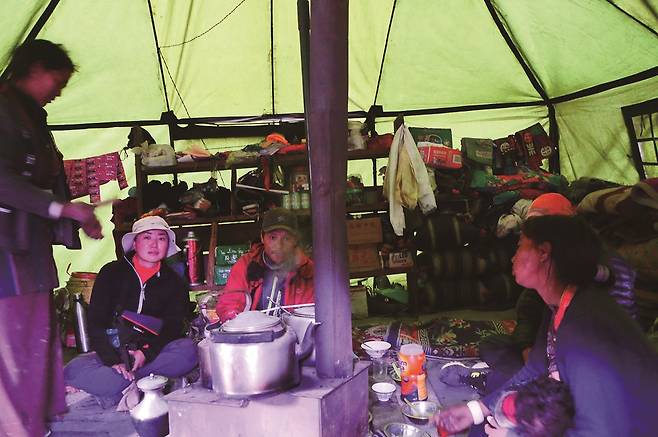 돌포 세이곰파(사원)의 현지인 천막에서 식사를 했다.