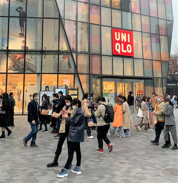 지난 27일 중국 베이징 차오양구의 대형 쇼핑가 싼리툰 내 H&M과 유니클로(사진). 두 매장 모두 중국 누리꾼의 불매운동 대상이지만 분위기는 확연히 달랐다.