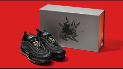미국 래퍼 릴 나스 엑스가 현지의 한 스트리트웨어 업체와 공동 제작한 ‘사탄 운동화’. 나이키 측은 자사와 관련이 없는 제품이라고 선을 그었다.