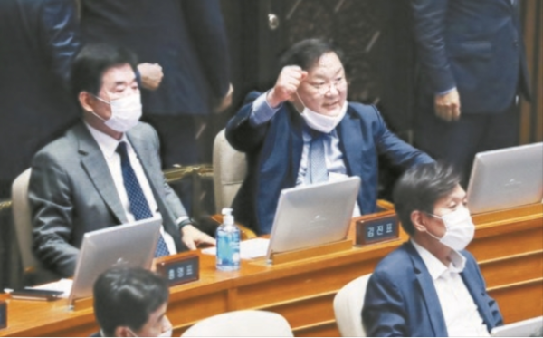 김태년 더불어민주당 원내대표(오른쪽)가 지난해 7월 국회 본회의장에서 주택임대차보호법 개정안이 통과되자 환호하고 있다. 왼쪽은 김진표 의원./연합뉴스