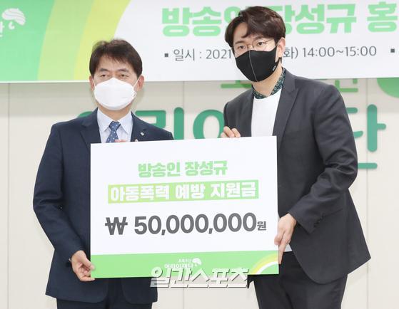 Announcer Jang Sung-kyu delivered a donation of 50 million won to Hong Chang-pyo, vice chairman of the 6th National Audit Letter Competition Ambassadors and Donation Money Delivery Room held at the headquarters of the Green Umbrella Foundation in Mugyo-dong, Jung-gu, Seoul on the afternoon of the 30th.