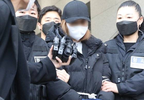 경북 구미서 숨진 3살 여아의 외할머니로 알려졌지만 DNA검사 결과 친모로 밝혀진 A씨가 17일 구미경찰서에서 대구지검 김천지청으로 호송되고 있다. 뉴스1