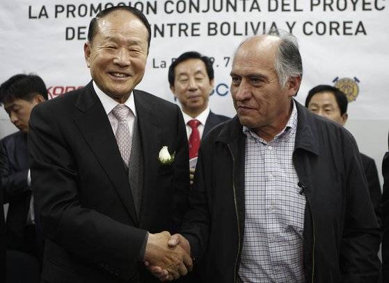 이명박 대통령의 형 이상득 전 의원은 자원특사로 온 세계를 다녔다. 사진은 볼리비아 방문 당시 광업부 장관과의 악수. 사진 AP=연합뉴스