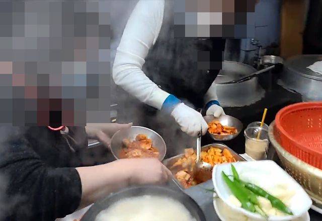 한 인터넷 방송에 방영된 부산 동구의 한 유명 돼지국밥집의 깍두기 재사용 장면./사진=온라인 커뮤니티