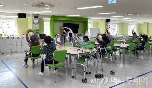 에이플러스 효담라이프케어 목동 데이케어센터에서 건강 체조 중인 어르신들/사진=중기&창업팀