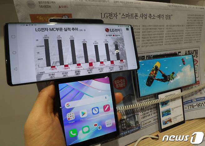 서울의 한 전자기기 매장에 전시된 LG전자 스마트폰 '윙'의 모습. 2021.1.21/뉴스1 © News1 신웅수 기자