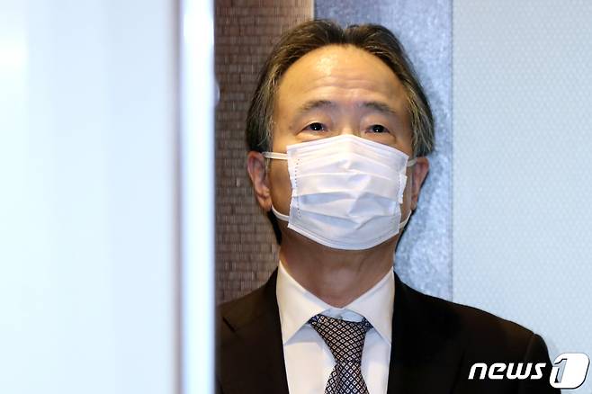 도미타 고지 주한일본대사가 24일 '독도는 일본땅'이라는 왜곡된 주장을 담은 일본 중학교 교과서가 검정을 통과한 것과 관련해 서울 종로구 외교부 청사로 초치되고 있다. 2020.3.24/뉴스1 © News1 민경석 기자