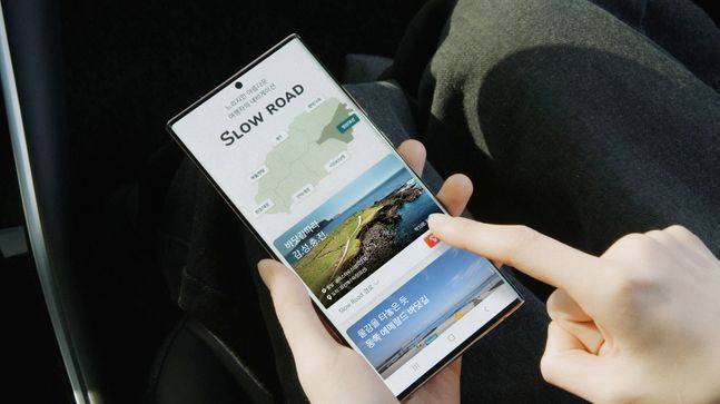 티맵모빌리티가 31일 느린 길 내비게이션 서비스를 제공하는 ‘슬로우로드(Slow Road)’ 캠페인을 제주도에서 시범적으로 진행한다고 밝혔다. 사진은 여행객이 해당 서비스를 이용하고 있는 모습.ⓒ티맵모빌리티