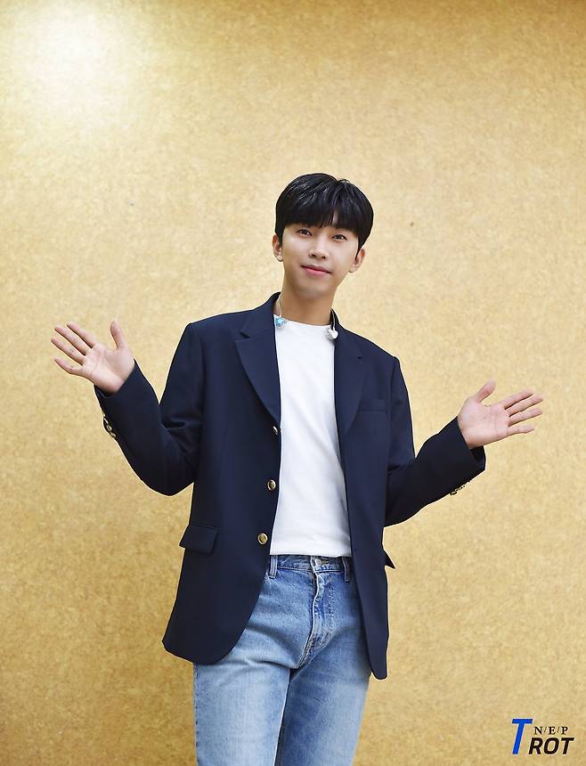 Lim Young-woongs Solo Day behind-the-scenes photo was unveiled, leading to fans cheers.On the 30th, the New Era project posted [Lim Young-woong] My Love Child like Starlight Solo Day Behind in Navers official post.I collected several behind-the-scenes photos of Lim Young-woong, who showed a busy move with My Love Ama like a starlight, and released them to fans.They said, Review the activity, he said. We are ready to review.Lim Young-woong first unveiled the stage of My Love Ama like a starlight in TV Chosun Mistrot 2.Lim Young-woong in the public photo is wearing a pure white suit and gazing at the camera comfortably, posing with a finger V, but he is immersed in the song and closes his eyes and shows his professional spirit.During the first visit to Mnet M Countdown, waiting room behind-the-scenes cuts were also unveiled; Lim Young-woong, wearing a starlight suit, is taking selfies with a program logo.MBC Show Music Center was the first time in the glory moment, and many fans were enthusiastic about his appearance with a bouquet of flowers and a trophy.Lim Young-woong, who became the main character of The Show Choice on SBS MTV The Show, then showed off the campus look with jeans and a white T-shirt.Since then, MBC M and MBC every1 Show Champion wearing a gray color suit fit also made fans beat their hearts.Finally, Lim Young-woong, who is preparing to finish his activities in Show Music Center, was released.iMBC  Photos
