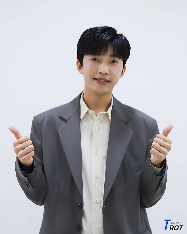 Lim Young-woongs Solo Day behind-the-scenes photo was unveiled, leading to fans cheers.On the 30th, the New Era project posted [Lim Young-woong] My Love Child like Starlight Solo Day Behind in Navers official post.I collected several behind-the-scenes photos of Lim Young-woong, who showed a busy move with My Love Ama like a starlight, and released them to fans.They said, Review the activity, he said. We are ready to review.Lim Young-woong first unveiled the stage of My Love Ama like a starlight in TV Chosun Mistrot 2.Lim Young-woong in the public photo is wearing a pure white suit and gazing at the camera comfortably, posing with a finger V, but he is immersed in the song and closes his eyes and shows his professional spirit.During the first visit to Mnet M Countdown, waiting room behind-the-scenes cuts were also unveiled; Lim Young-woong, wearing a starlight suit, is taking selfies with a program logo.MBC Show Music Center was the first time in the glory moment, and many fans were enthusiastic about his appearance with a bouquet of flowers and a trophy.Lim Young-woong, who became the main character of The Show Choice on SBS MTV The Show, then showed off the campus look with jeans and a white T-shirt.Since then, MBC M and MBC every1 Show Champion wearing a gray color suit fit also made fans beat their hearts.Finally, Lim Young-woong, who is preparing to finish his activities in Show Music Center, was released.iMBC  Photos