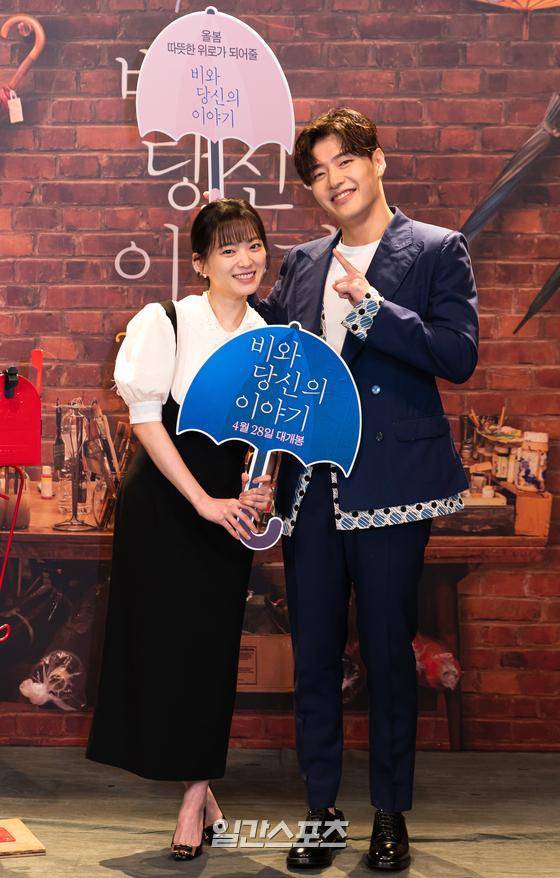 배우 천우희, 강하늘이 31일 오후 온라인 생중계로 진행된 영화 ‘비와 당신의 이야기’ 제작보고회에 참석해 포토타임을 갖고 있다. '비와 당신의 이야기'는 우연히 전달된 편지 한 통으로 서로의 삶에 위로가 되어준 영호와 소희, '비 오는 12월 31일에 만나자'는 가능성이 낮은 약속을 한 그들이 써 내려가는 아날로그 감성 무비다. 오는 4월 28일 개봉. 〈사진제공=소니픽쳐스엔터테인먼트코리아(주)〉