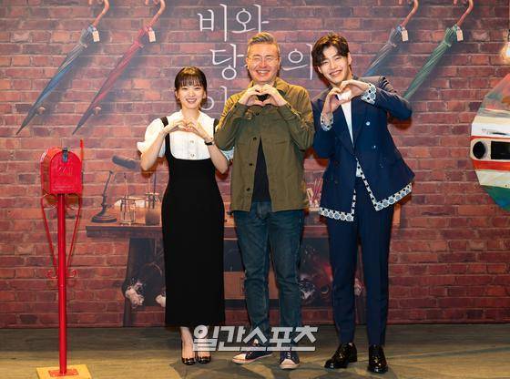 배우 천우희, 강하늘, 주진모 감독이 31일 오후 온라인 생중계로 진행된 영화 ‘비와 당신의 이야기’ 제작보고회에 참석해 포토타임을 갖고 있다. '비와 당신의 이야기'는 우연히 전달된 편지 한 통으로 서로의 삶에 위로가 되어준 영호와 소희, '비 오는 12월 31일에 만나자'는 가능성이 낮은 약속을 한 그들이 써 내려가는 아날로그 감성 무비다. 오는 4월 28일 개봉. 〈사진제공=소니픽쳐스엔터테인먼트코리아(주)〉