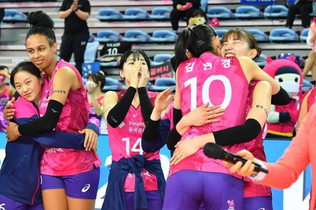 김연경(10번)이 GS칼텍스와의 챔피언결정전 3차전이 끝난 뒤 팀원들과 포옹하고 있다. 한국배구연맹 제공