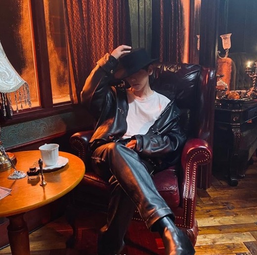 Baekhyun, a member of the group EXO, boasted an extraordinary aura.On the 31st, Baekhyun posted a number of photos on his personal instagram with an article entitled BAMBI.In the open photo, Baekhyun is taking a nice pose with perfect all-black fashion and mid-size hats that were shown in the music video.Especially, even if it is hidden, its handsome appearance and warm atmosphere attract attention.The netizens who watched this showed various reactions such as Good looking, Baekhyun is the best and Song is so good.Meanwhile, Baekhyun released his third mini-album, Bambi, on Thursday.