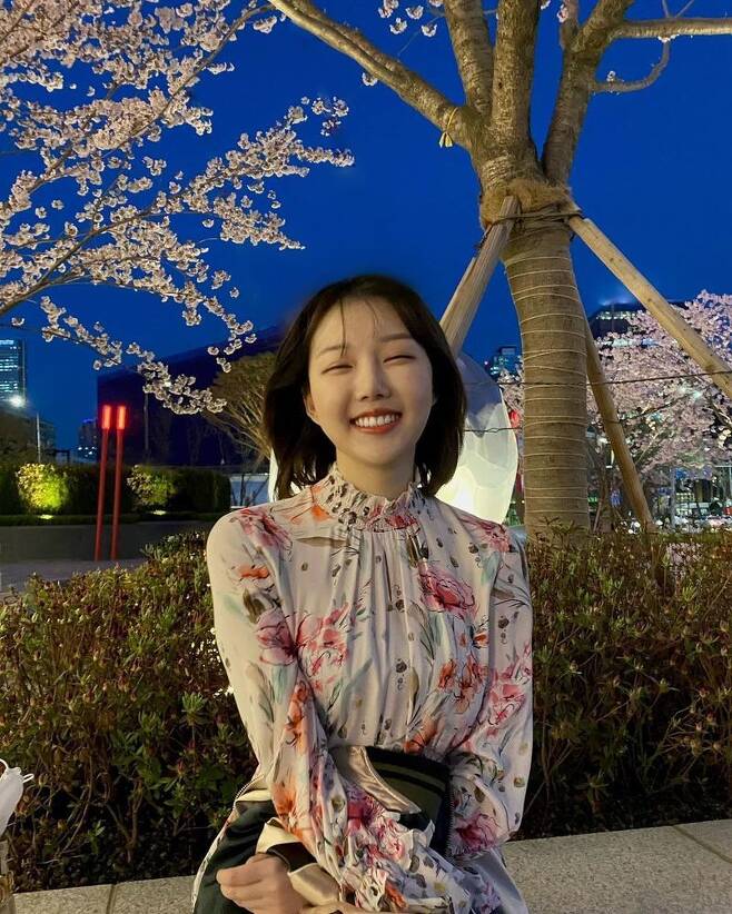 GFriend Yerin showed off his Hwasa-humoured Beautiful looks after cutting HairstyleYerin uploaded two photos to her Instagram on March 31 with emoticons.In the photo, Yerin stares at the camera in a floral one piece, which beamed and thrilled viewers.The netizens who saw this responded such as Hairstyle is too beautiful, I have gone out and I am fresh.Yerin debuted to the group GFriend in 2015.GFriend, which Yerin belongs to, released Glass Beads, From Today, Run Time, Summer Summer Year, Finger Tips, Apple and Mago.Yerin has been active as The Show MC and has appeared in the entertainment My Little TV and Jungles Law in KOMODO.