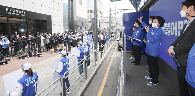 박영선 더불어민주당 서울시장 후보가 26일 서울 신촌 현대백화점 앞에서 열린 집중유세에서 유세차량에 올라 지지를 호소하고 있다. ⓒ연합뉴스