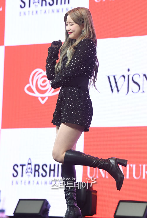 Singer WJSN has a photo time at a showcase commemorating the release of his new mini album UNNATURAL at Yes24 Live Hall in Gwangjang-dong, Seoul on the afternoon of the 31st.