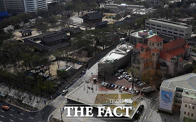세실마루에서는 덕수궁과 성공회 성당 등을 볼 수 있다.