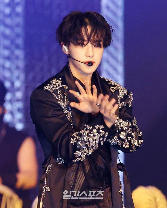 세븐틴 멤버들이 10일 오후 경기도 대화동 킨텍스에서 언택트로 열린 ’제35회 2021 골든디스크 어워즈 with 큐라프록스’ 디지털 음반 부문 시상식에서 멋진 공연을 선보이고 있다. ’제35회 2021 골든디스크 어워즈 with 큐라프록스’는 JTBC?JTBC2?JTBC4에서 방송된다.  김진경 기자 kim.jinkyung@jtbc.co.kr/2021.01.10/