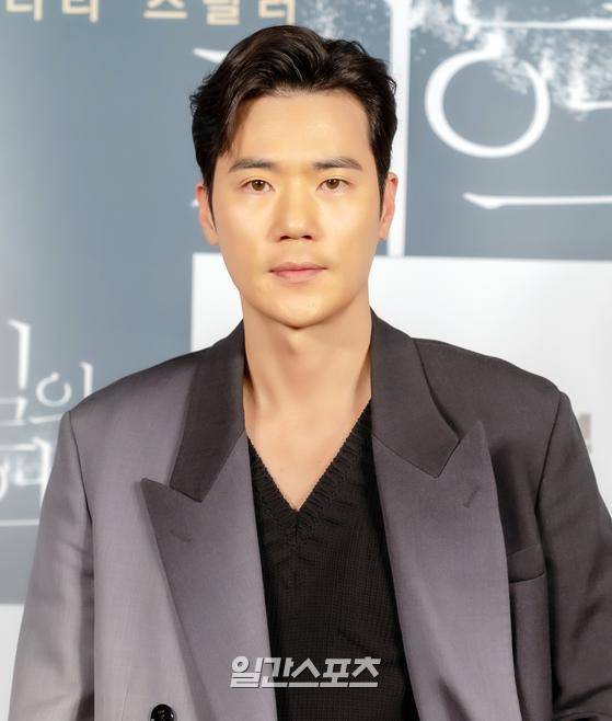 배우 김강우가 1일 오전 온라인 생중계로 진행된 영화 '내일의 기억' 제작보고회에 참석해 포토타임을 갖고 있다. '내일의 기억'(감독 서유민)은 기억을 잃고 미래가 보이기 시작한 수진이 혼란스러운 기억의 퍼즐을 맞춰갈수록 남편 지훈의 충격적인 실체를 마주하게 되는 미스터리 스릴러로 서예지와 김강우가 열연했다. 〈사진=CJ CGV 제공〉 김진경 기자 kim.jinkyung@jtbc.co.kr/2021.04.01/